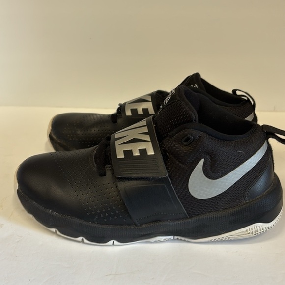 New Team Hustle D8 Athletic Shoes - Picture 3 of 9